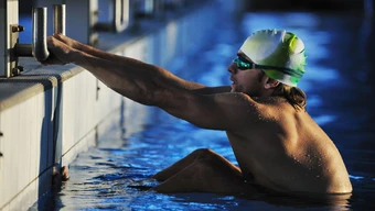 Zdjęcie mężczyzny w basenie.